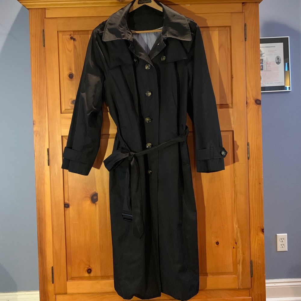 Very nice all weather, fully lined trench coat.